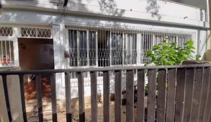 Excelente Casa Duplex com Edícula e Garagem para 5 Carros – Próximo ao Largo do Verdun