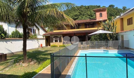 Casa com 4 quartos à venda, 409 m² por R$ 1.600.000