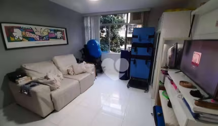 Apartamento 02 quartos, 02 suites, área de serviço, vaga de garagem, frente, sol da manhã, elevador, banheiro serviço, portões eletrônicos