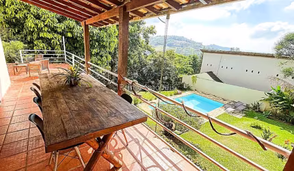 Casa duplex com 4 dormitórios, sendo 1 suíte, piscina duas vagas e muita área verde