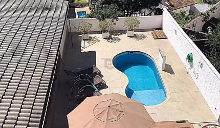 Casa a venda situada no condomínio Portal da Torre.
