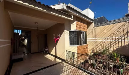Casa para Venda em Maringá, Jardim Itália II, 3 dormitórios, 1 suíte, 2 banheiros, 2 vagas