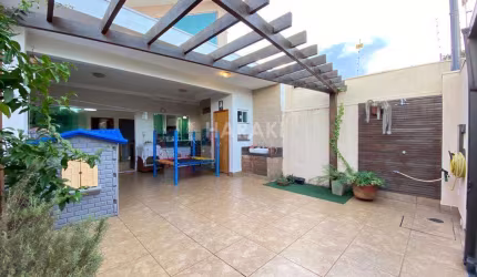 Casa para Venda em Maringá, Jardim Itália II, 3 dormitórios, 1 suíte, 2 banheiros, 2 vagas