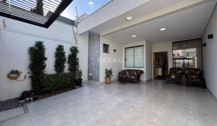 Casa para Venda em Maringá, Jardim Itália II, 3 dormitórios, 3 suítes, 4 banheiros, 2 vagas
