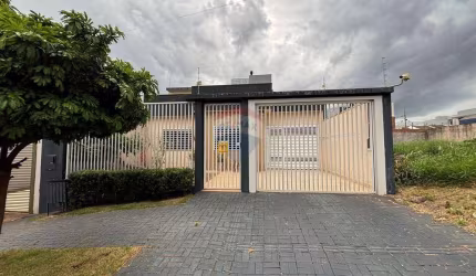 Casa com 3 Quartos (1 Suíte) e 4 Vagas de Garagem a Venda no Bairro Santa Cruz em Cascavel.