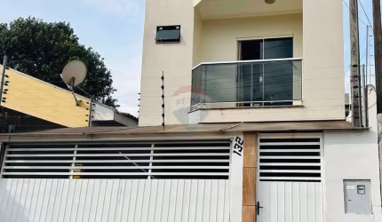 Charmoso Sobrado à Venda no Bairro Esmeralda
