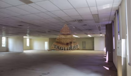 possui um terreno de 2.243m² e área útil interna de 2.194m² (fora as vagas