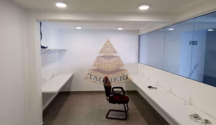 Loja comercial a 100 metros do metro Tatuapé.