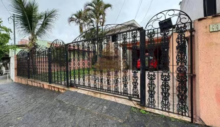 Sobrado grande, bem arejado e com quintal espaçoso! Oportunidade
