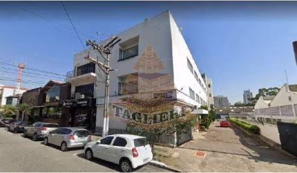 Prédio com várias salas, entrada lateral da frente aos fundos.Tatuapé