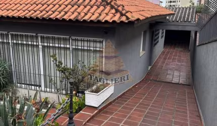 CASA TÉRREA EM ÓTIMA LOCALIZAÇÃO.