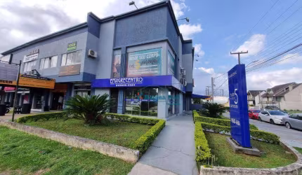 Sala comercial segura, ampla e ensolarada no coração do bairro Xaxim.