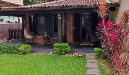 Casa em condomínio fechado com 3 quartos à venda na Vila Muriqui, Mangaratiba  por R$ 880.000