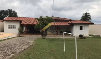 Casa à venda no Parque Xangrilá com 3 dormitórios (1 suíte) e garagem para 8 carros.