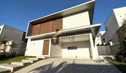 Casa à venda  no  Alphaville Dom Pedro, com 5 suítes (1 térrea), piscina e garagem para vários carros