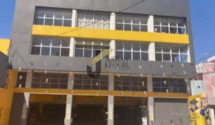 Salão para aluguel no Centro com 470m² de área construída, escritório, 4 salas, 2 suites e copa, porcelanato. Ótima localização.