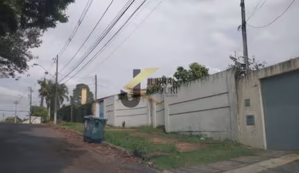Casa à venda na região da Lagoa do Taquaral e Shopping Dom Pedro, 4 quartos, 2 suites, garagem para 20 autos, 670 m2 de construção e 2.500 m2 terreno.