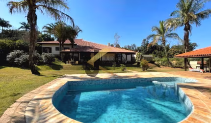 Casa à venda em condomínio de luxo na região do gramado, com 4 suítes, lazer privativo e garagem para 10 carros