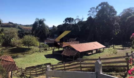 Sítio à venda em Caldas (MG), com 4 hectares e 1.575 m² de área construída.