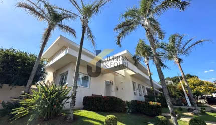 Casa à venda no Condomínio Estância Paraíso com 4 suítes com closet (máster com hidro), lazer comum e 6 garagens 3 fechadas