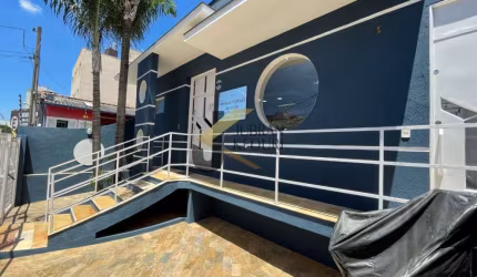 Casa comercial à venda próxima da Av. Alberto Sarmento, com 5 salas e garagem para vários carros
