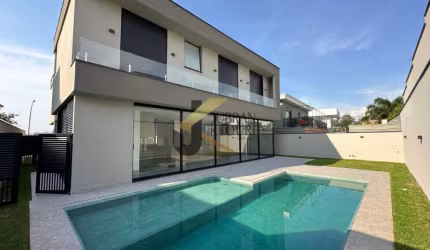 Casa à venda no Alphaville Campinas, com 4 suítes (1 térrea), lazer privativo e garagem para vários carros