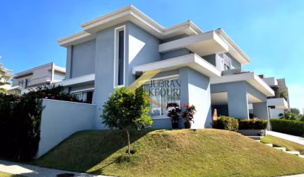 Casa encantadora à venda no Swiss Park, 3 suítes com closet e varanda, garagem para 6 carros