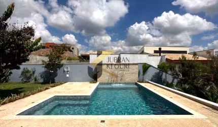 Casa em condomínio à venda em Sousas com 4 suítes, lazer privativo e garagem para vários carros.