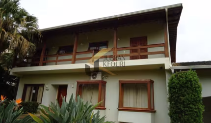Casa à venda em Condomínio Estancia Paraíso com 4 suítes (1uma master com closet, hidro e varanda e ar-condicionado) e garagem para vários carros.