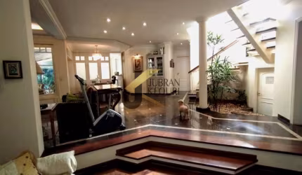 Casa à venda no condomínio Alphaville Campinas com 5 suítes, piscina e espaço gourmet.