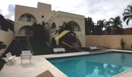 Casa à venda no Parque Taquaral - Campinas, com 4 suítes, piscina, churrasqueira e garagem para 10 carros.
