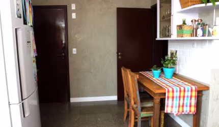 Apresentamos um apartamento à venda e permuta por menor valor, localizado no Castelo