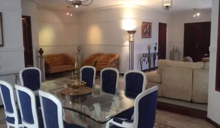 Casa à venda no Jardim Chapadão   bairro tranquilo e seguro, esta casa possui 4 quartos, sendo 3 suítes, o que proporciona privacidade e comodidade para toda a família. Além disso, conta com 4 salas e