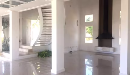 Casa à venda em condomínio em Valinhos, 4 suítes (closet), piscina e 2 garagens.