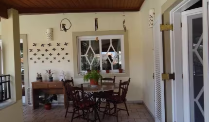 Casa em condomínio à venda em Valinhos, 3 amplas suítes com closet, lazer e garagem para vários carros.