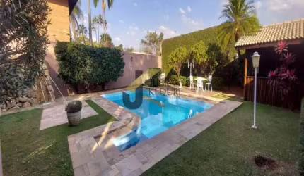 Casa à venda no Parque Taquaral, 4 dormitórios sendo 2 suítes, 4 vagas de garagem e piscina.