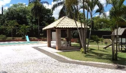 Casa térrea à venda em charmoso condomínio na região do Gramado, com 3 dormitórios (1 suíte) e garagem para vários carros