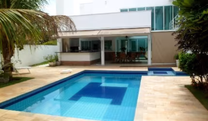 Casa à venda no Alphaville Campinas, com 5 suítes, piscina e churrasqueira.