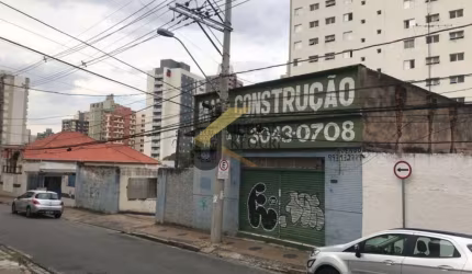 Barracão à venda no Centro, com 261 m² de construção e 650 m² de terreno e garagem para vários carros