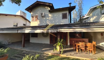 Casa em condomínio à venda na região do Notre Dame, com 3 dormitórios (1 suíte), lazer e garagem para 4 carros.