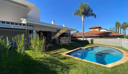 Casa à venda no Alphaville Campinas com 4 quartos (2 suítes térreas), lazer privativo e garagem para vários carros.