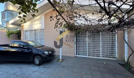 Casa comercial à venda na Av. Norte Sul com 5 dormitórios (1 suíte) e garagem para vários carros.