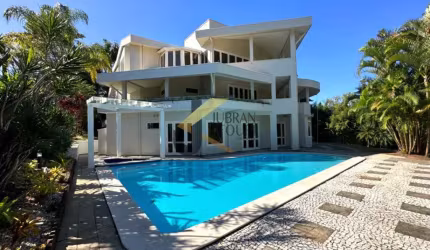 Casa em condomínio para aluguel na região do Gramado, com 4 suítes, lazer completo e garagem para vários caros.