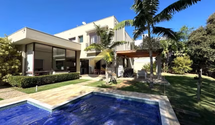 Casa à venda em condomínio em Joaquim Egídio - Campinas, com 3 suítes lazer privativo e garagem para vários carros.