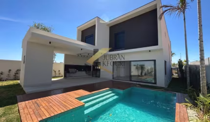 Casa à venda em condomínio - Campinas, com 4 suítes (1 máster), lazer comum e garagem para vários carros.