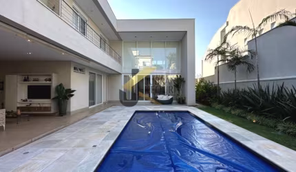 Casa à venda no Alphaville Campinas com 4 suítes, lazer privativo e garagem para vários carros
