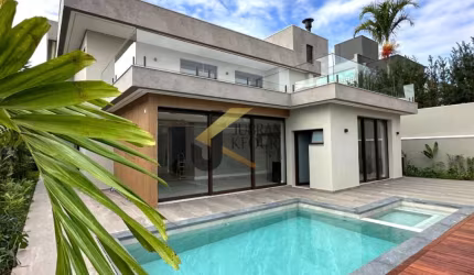 Casa à venda no Alphaville Campinas, com 4 suítes (1 máster), lazer comum e garagem para vários carros.