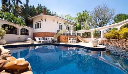 Casa térrea  em condomínio  à venda  em Valinhos, com 5 dormitórios (3 suítes), piscina e lazer comum de um verdadeiro clube.
