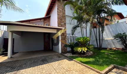 Casa à venda próxima do Coração de Jesus - Campinas, com 3 dormitórios (1 suíte) e garagem para 4 carros.