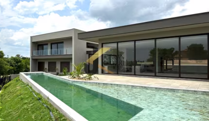 Casa em condomínio à venda em Sousas - Campinas, com 4 suítes (1 máster), lazer comum e garagem para 4 carros.